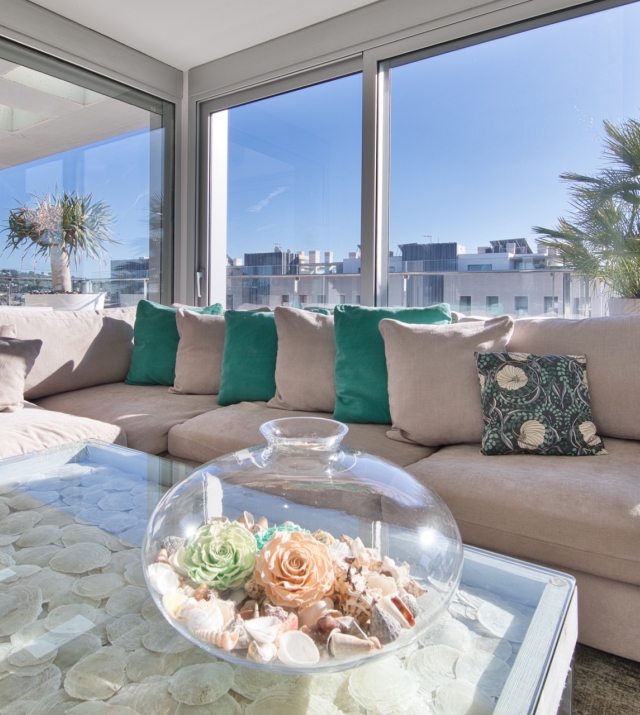 Resa Estates Ibiza te koop penthouse Marina botafoch for sale Ibiza salon sofa.jpeg